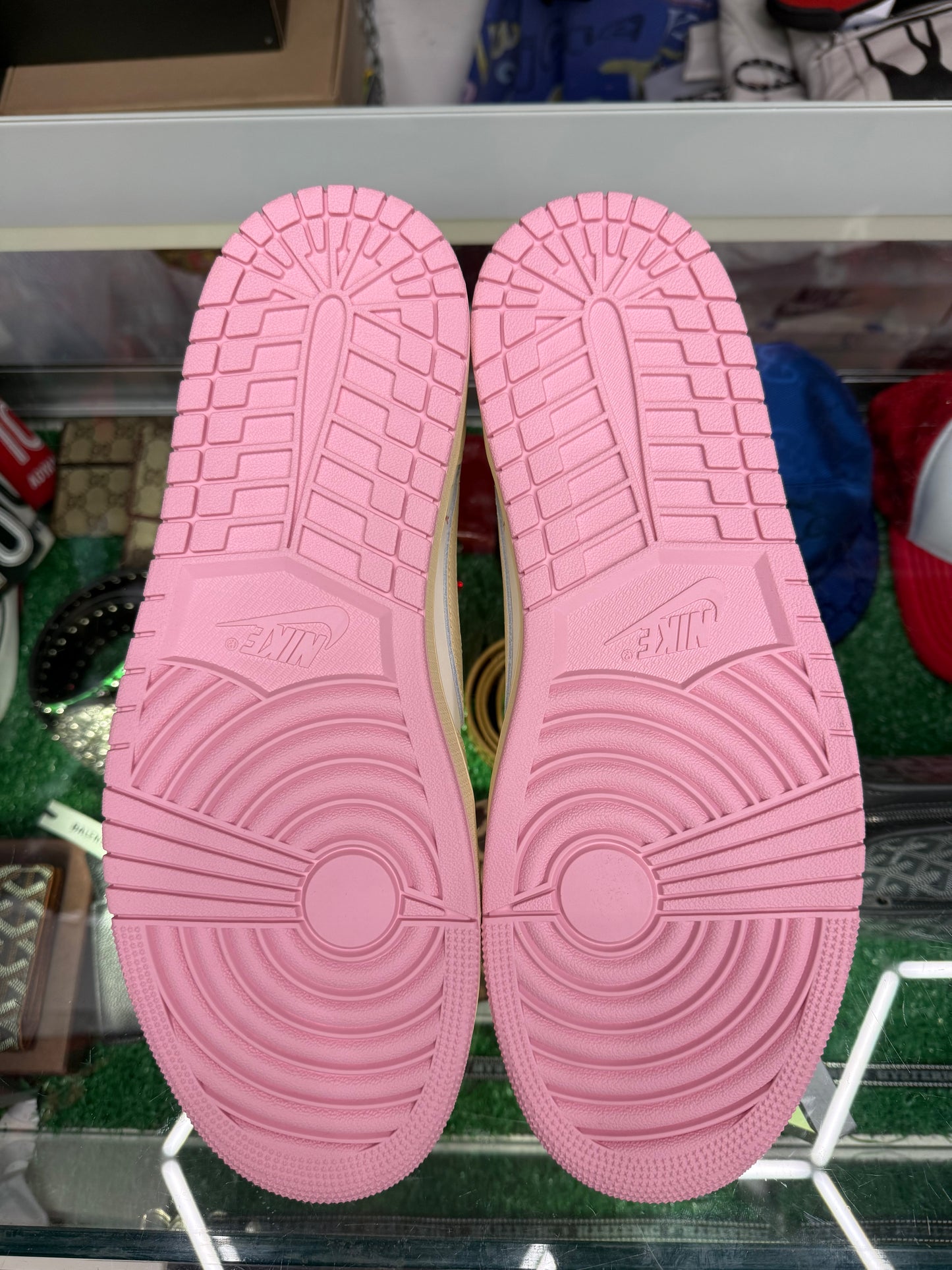 JORDAN 1 LOW TRAVIS SCOTT SHY PINK (BRAND NEW)