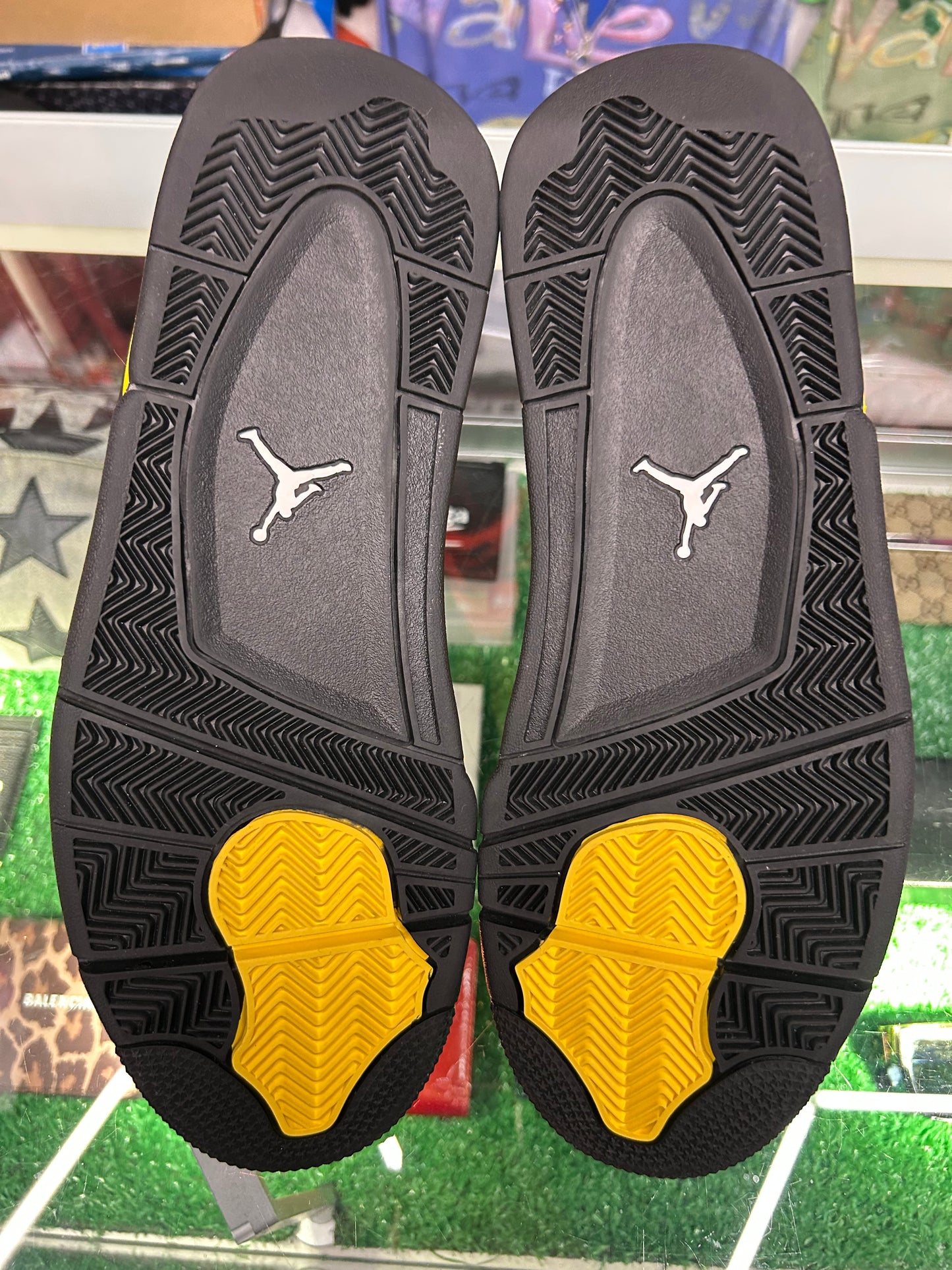 JORDAN 4 RETRO THUNDER  (PRE-OWNED W/ BOX)
