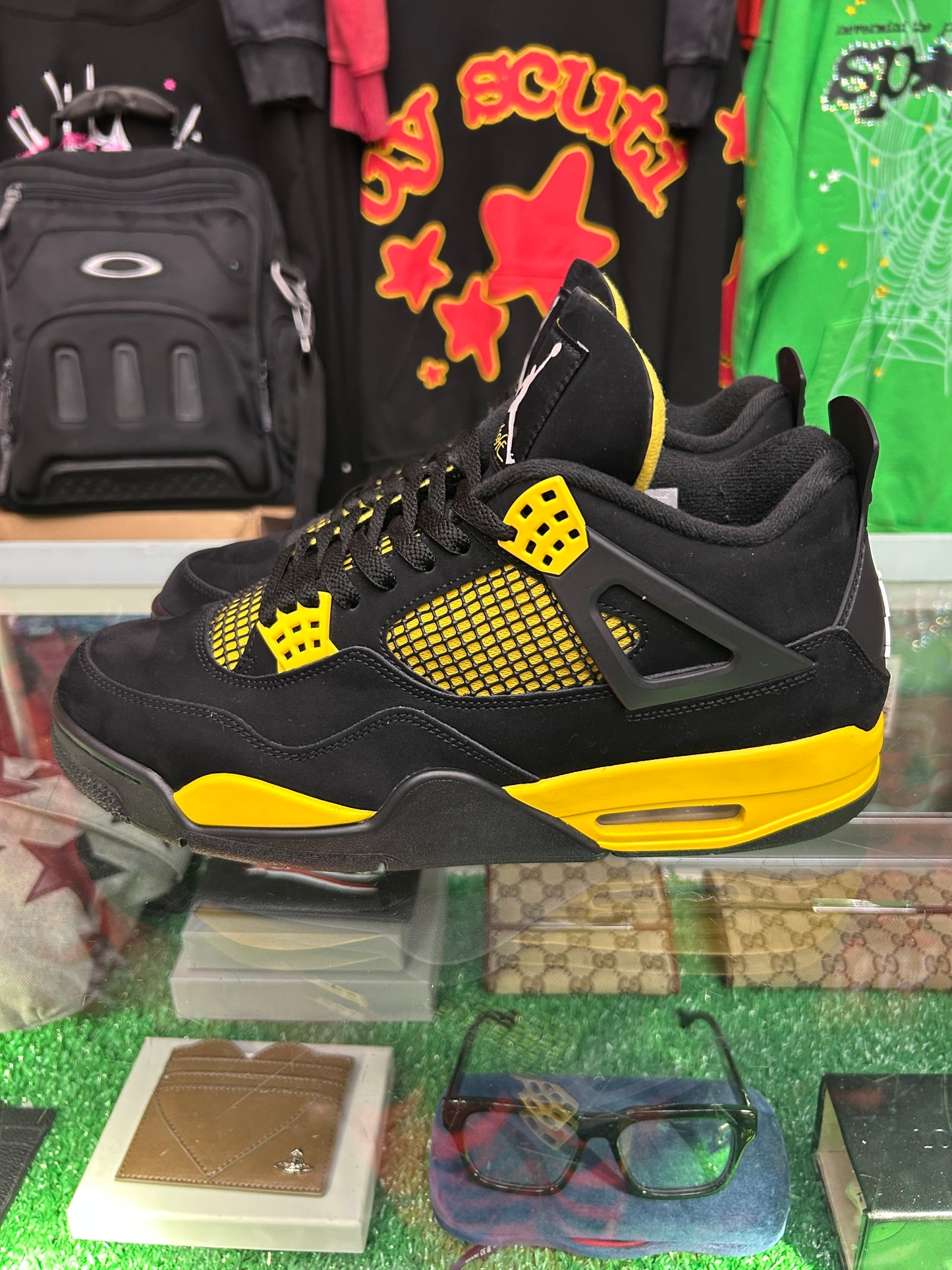 JORDAN 4 RETRO THUNDER  (PRE-OWNED W/ BOX)