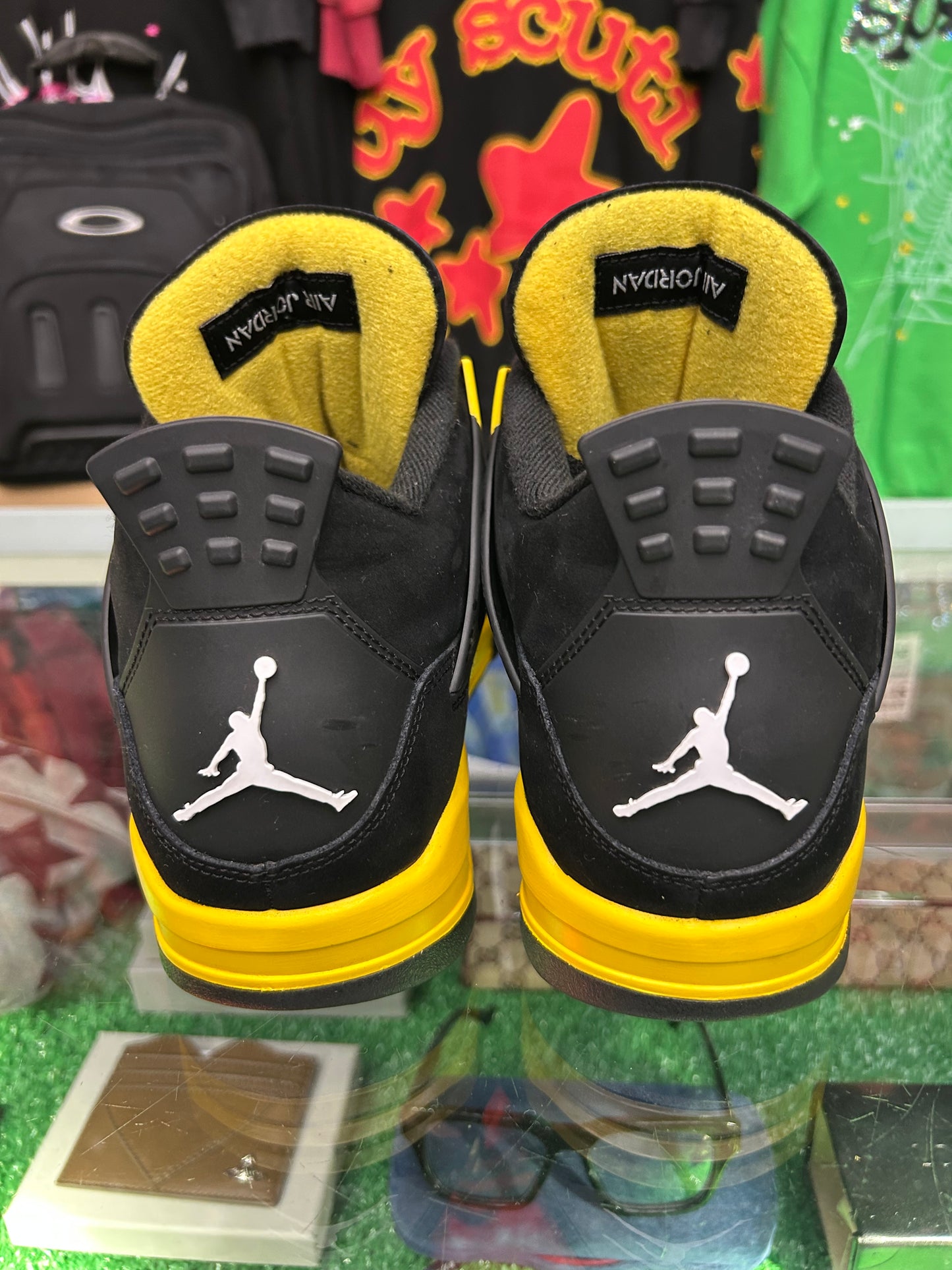 JORDAN 4 RETRO THUNDER  (PRE-OWNED W/ BOX)
