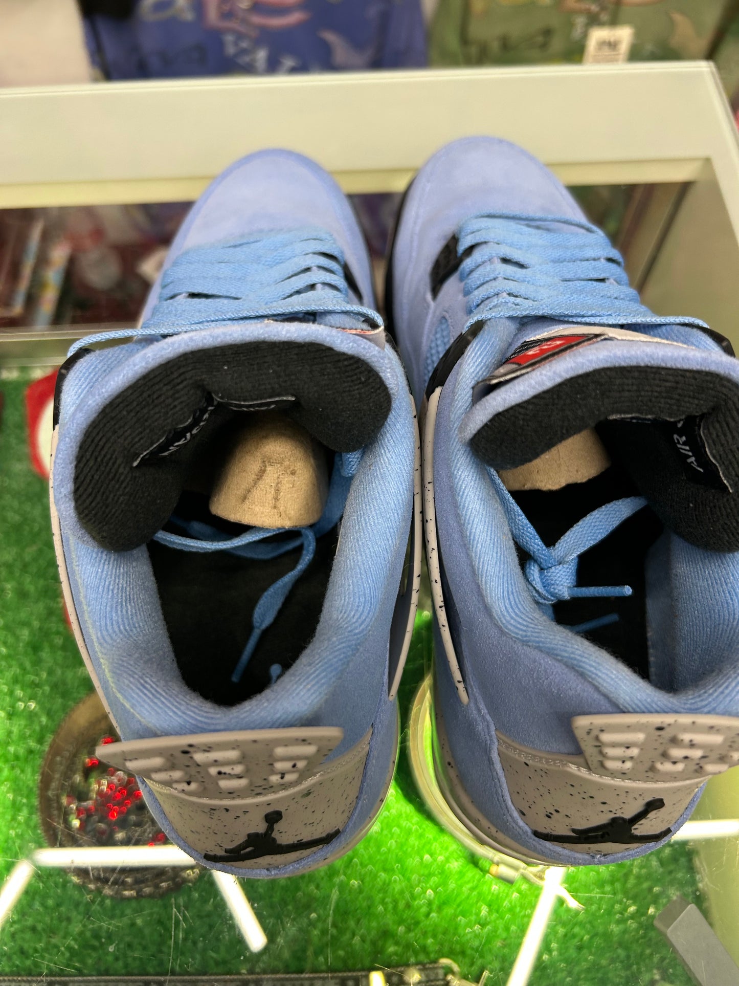 JORDAN 4 RETRO UNIVERSITY BLUE (PRE-OWNED W/ BOX)
