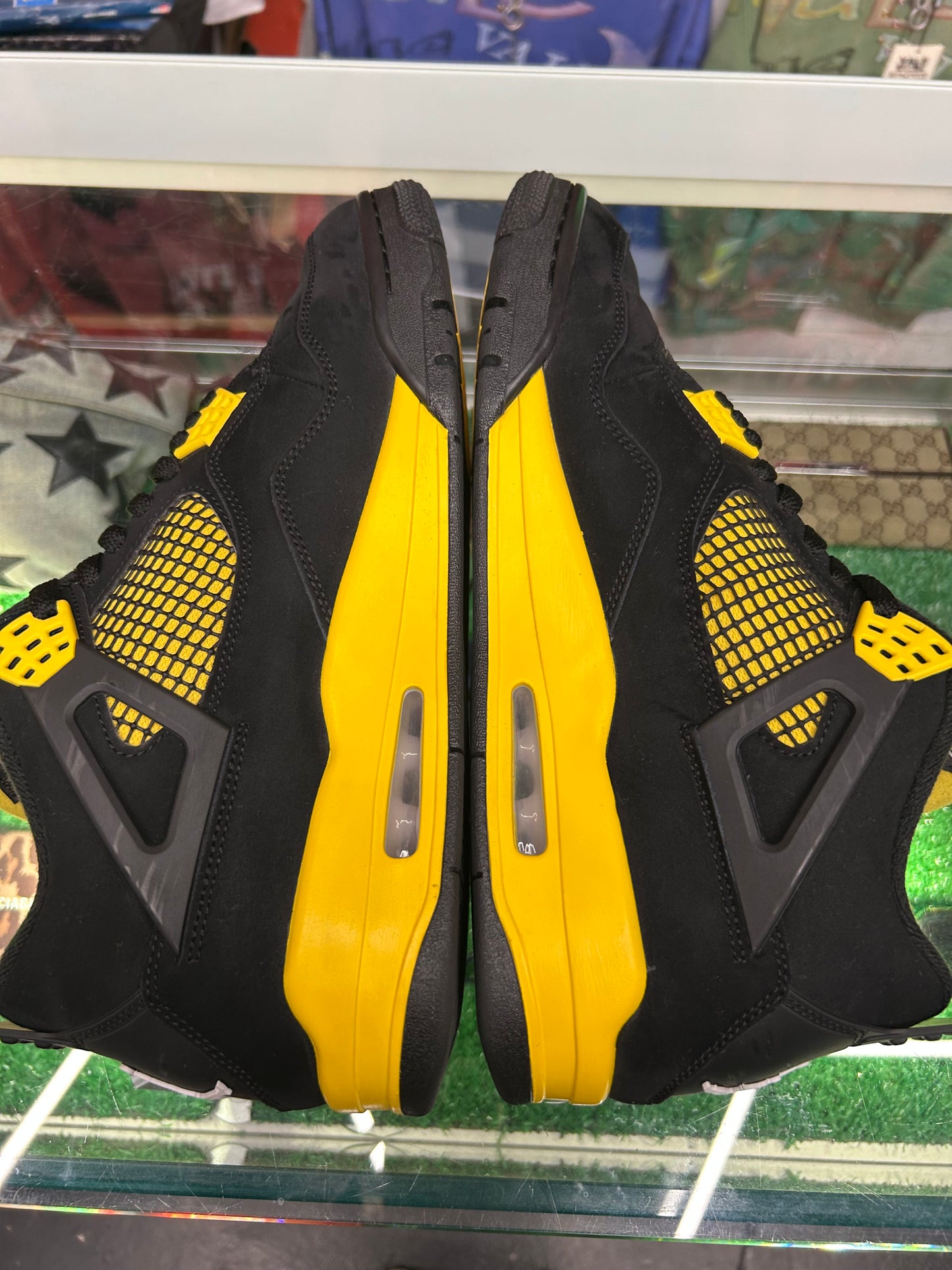 JORDAN 4 RETRO THUNDER  (PRE-OWNED W/ BOX)