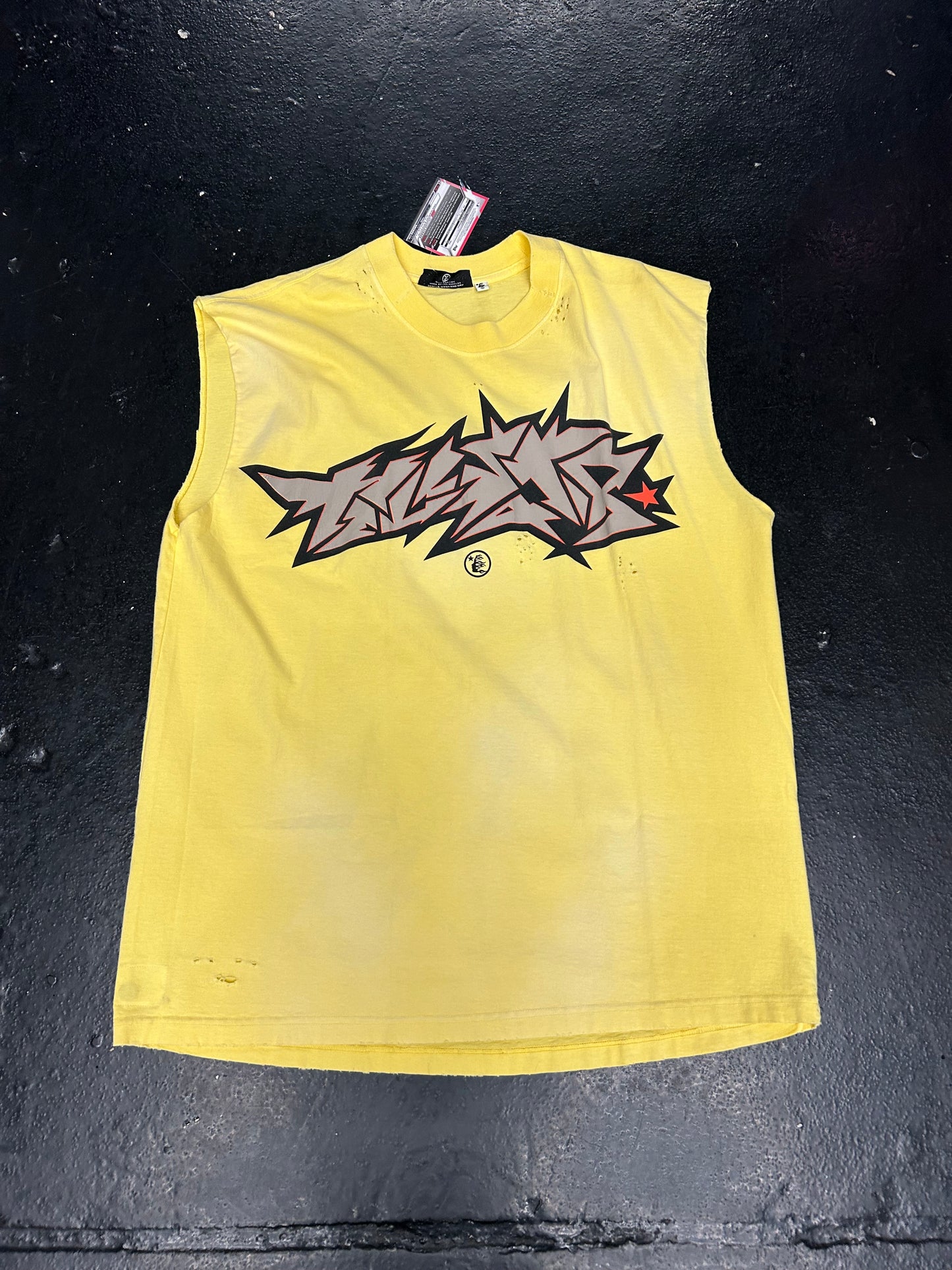 HELLSTAR CRACKED PRINT CUTOFF YELLOW TEE