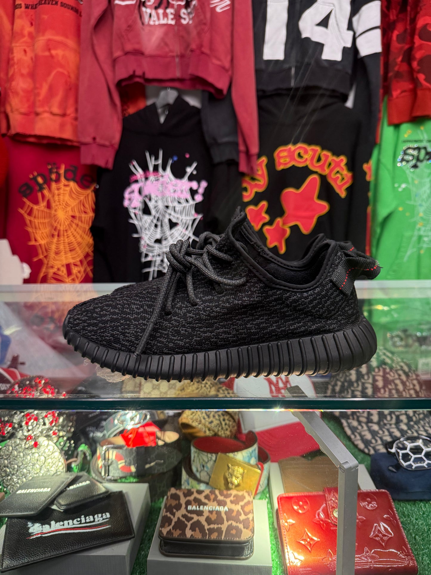 YEEZY BOOST PIRATE BLACK (PRE-OWNED W/ BOX)