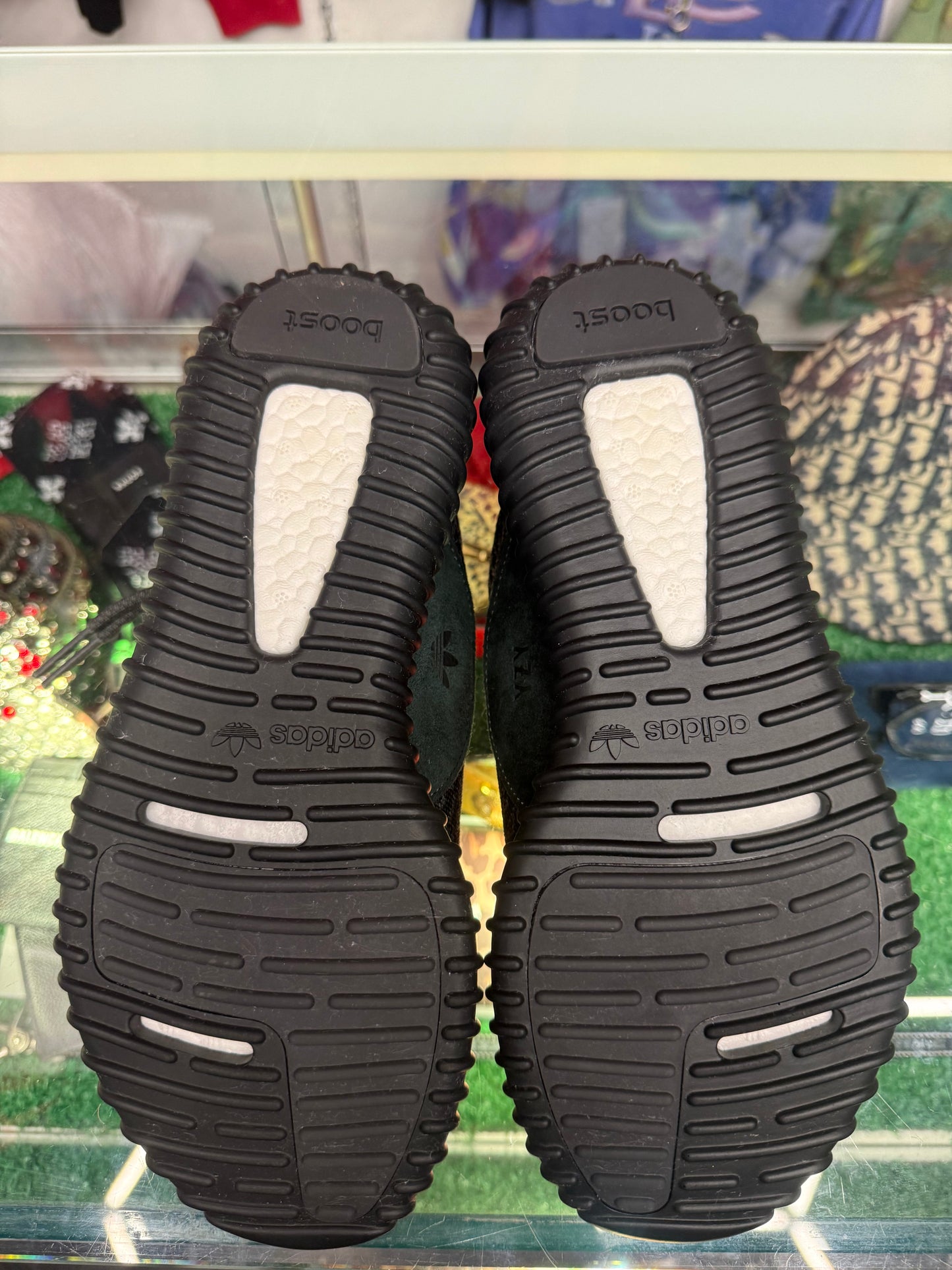 YEEZY BOOST PIRATE BLACK (PRE-OWNED W/ BOX)