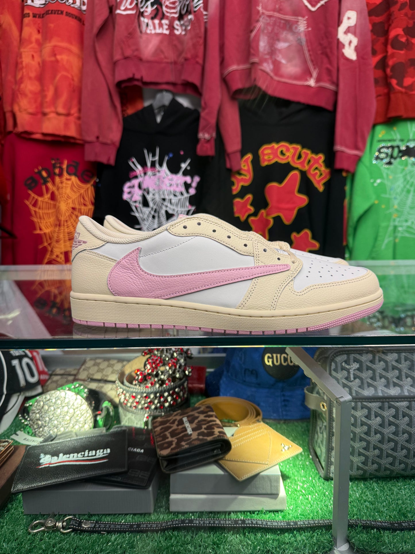 JORDAN 1 LOW TRAVIS SCOTT SHY PINK (BRAND NEW)
