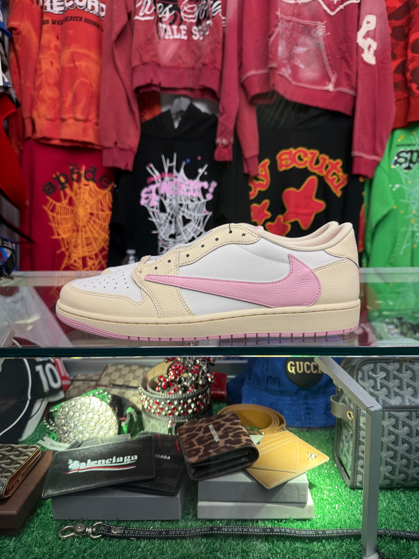 JORDAN 1 LOW TRAVIS SCOTT SHY PINK (BRAND NEW)
