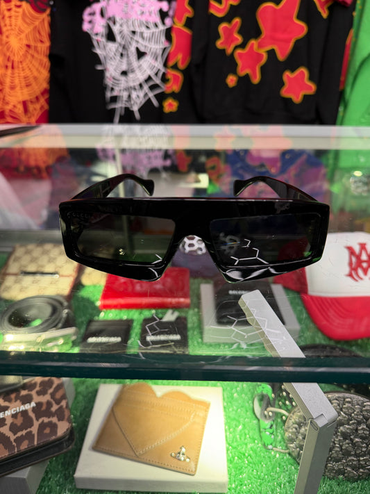 GUCCI BLACK SUNGLASSES (PRE-OWNED W/ CASE)