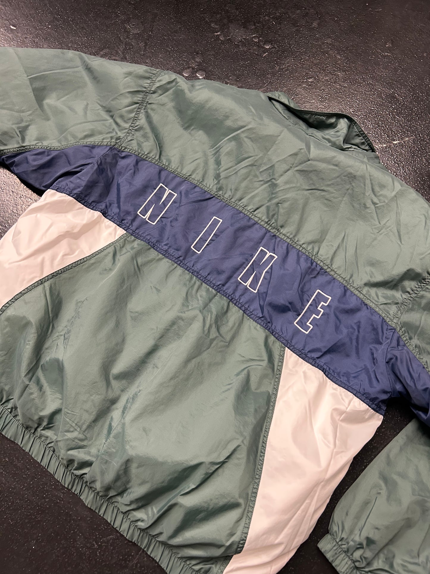 VINTAGE NIKE BLUE GREEN WINDBREAKER  JACKET (PRE-OWNED)