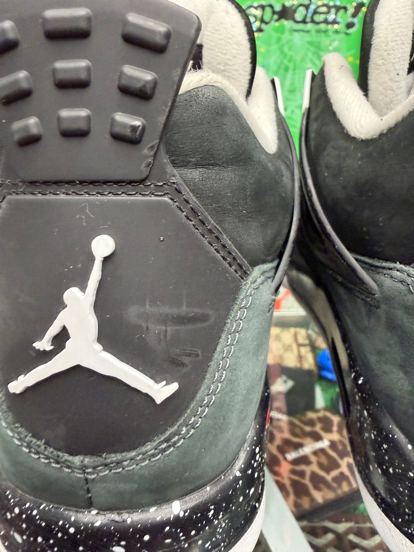 JORDAN 4 FEAR (PRE-OWNED W/ BOX)