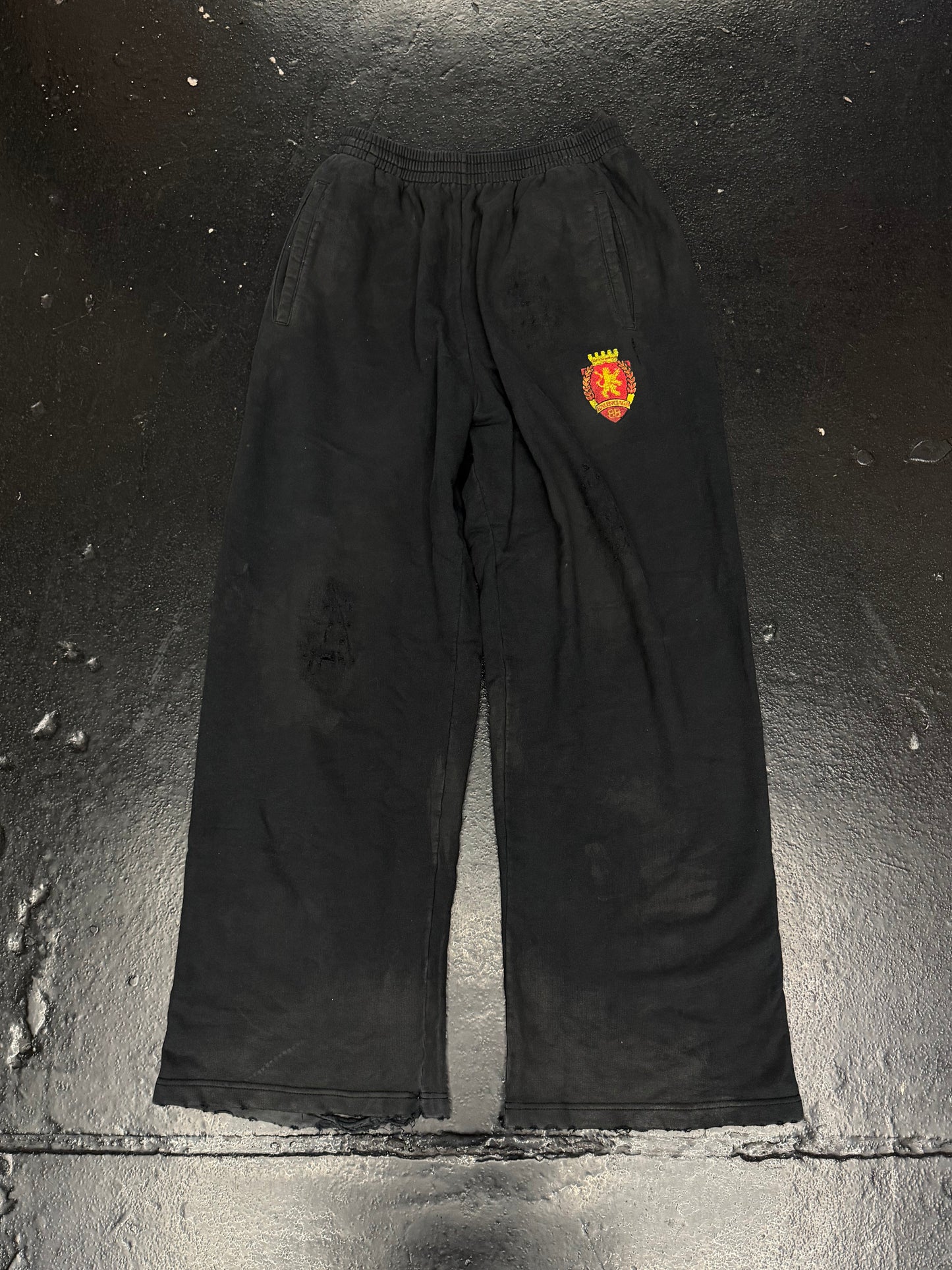 BALENCIAGA BLACK MANCHESTER UNITED MUD SHOW SWEATPANTS (PRE-OWNED)