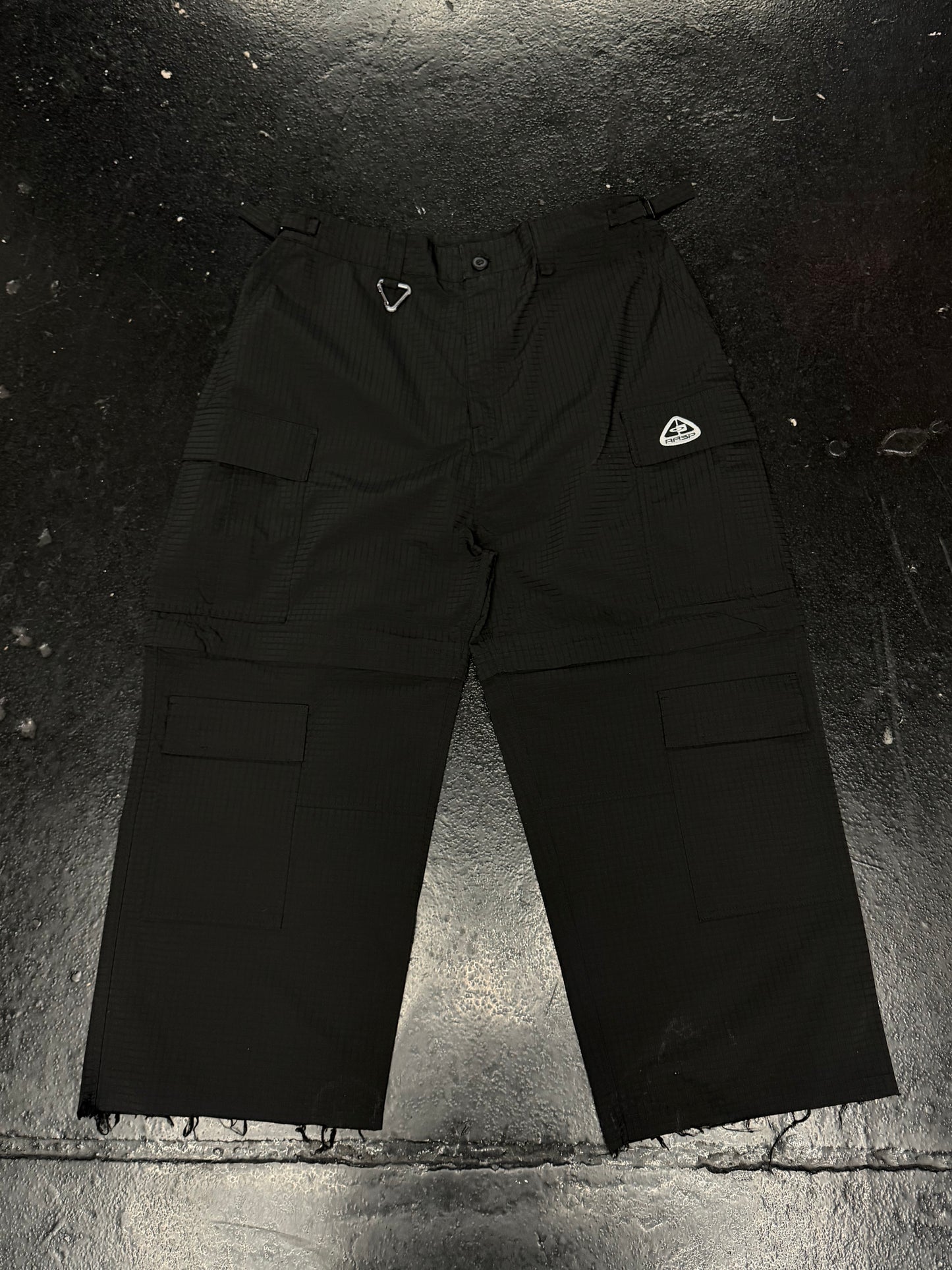 GV GALLERY RASPBERRY HILLS TACTICAL CARGO PANTS (PRE-OWNED)