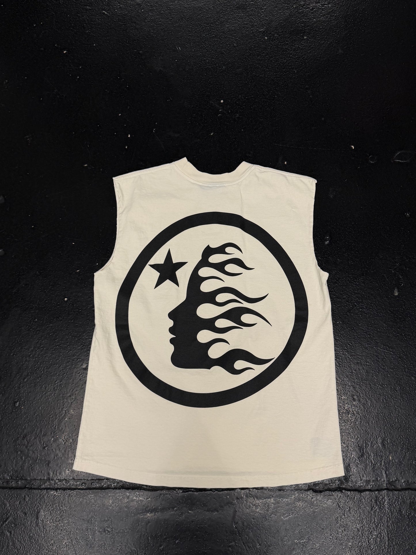 HELLSTAR CLASSIC WHITE CUT OFF T-SHIRT (PRE-OWNED)