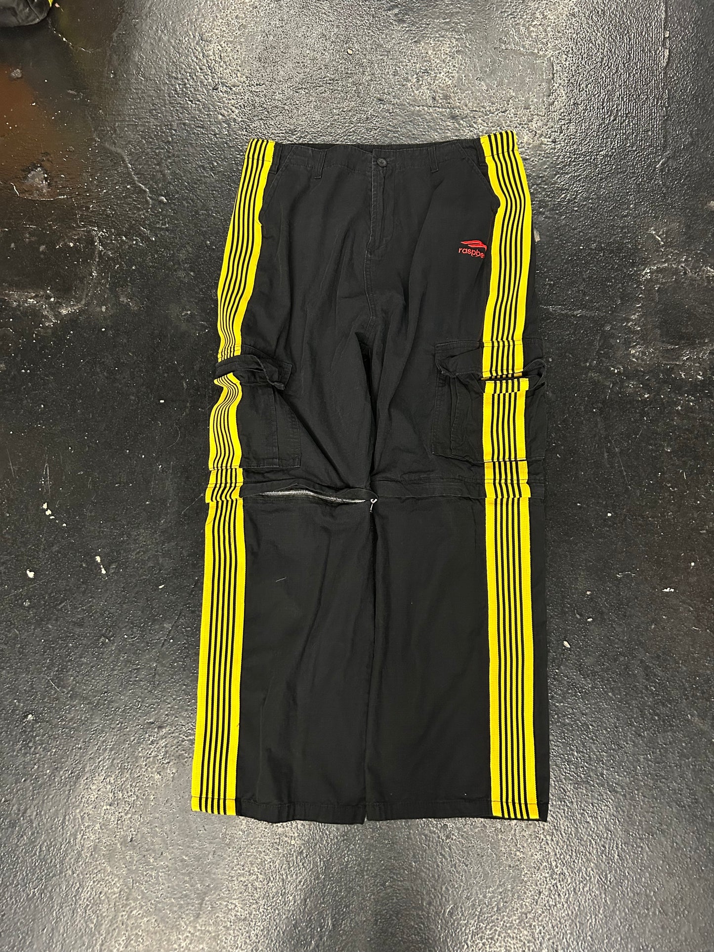 RASPBERRY HILLS SHORTS/PANTS ZIP-OFF BLACK CARGOS (PRE-OWNED)
