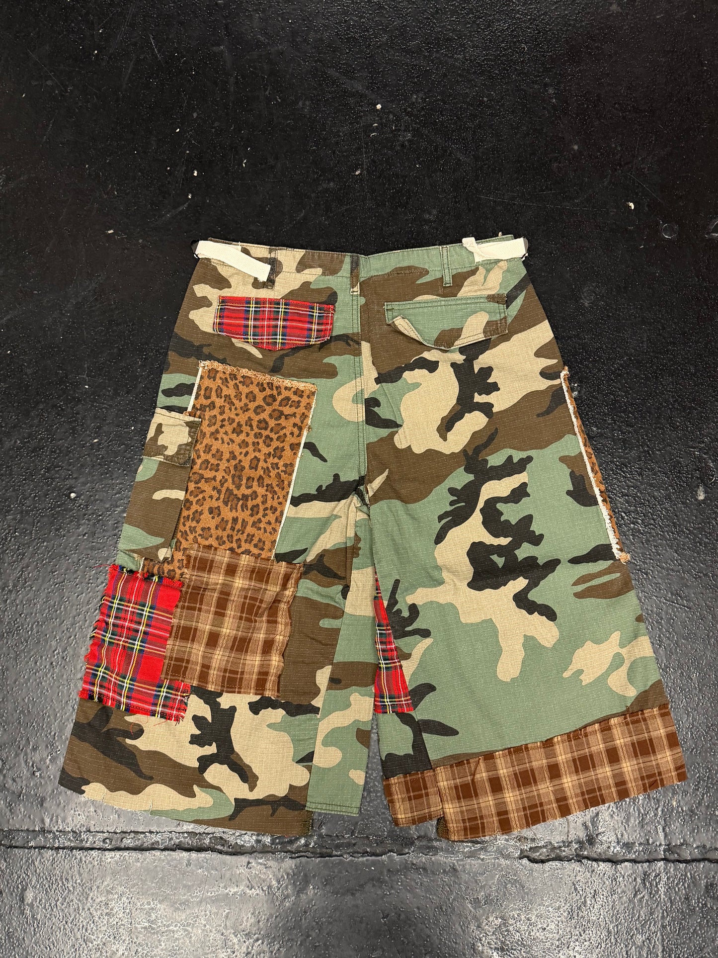 BRAVEST CAMO CARGO SHORTS (BRAND NEW)